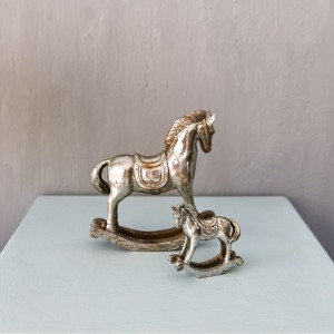 Конь серебро средний